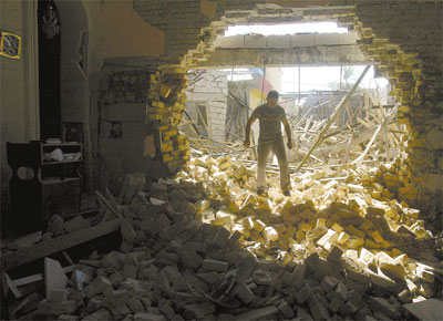 <b>RECORDE:</b> Iraquiano observa destruio causada por exploso em igreja crist ortodoxa em Kirkuk, no Iraque