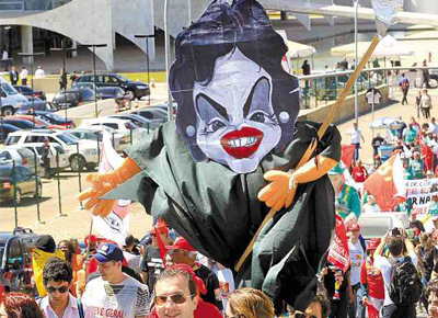 <b>FOICE PRESIDENCIAL:</b> Com boneco de Dilma representando a morte, cerca de mil servidores em greve protestam em Braslia