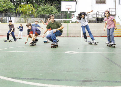 Aula de skate no Colgio Suo-Brasileiro