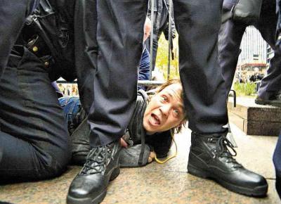 Polcia de Nova York detm um manifestante que tentava voltar para o Zuccotti Park, ocupado desde setembro