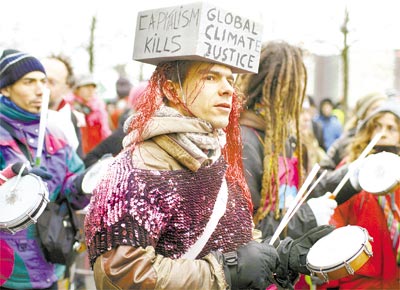 Manifestante protesta contra o capitalismo e pede 'justia climtica global' em mais um dia de atos no centro de Copenhague