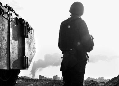 Soldado observa fumaa em Gaza, em imagem<br>de fotgrafo que acompanha as tropas israelenses