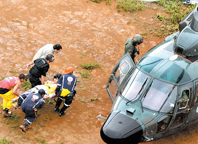 Helicptero do Exrcito atua no resgate a vtimas dos deslizamentos em reas isoladas na regio de Terespolis, no Rio