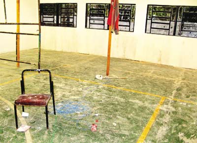 <b>ENSINO FORA DO LUGAR:</b> Quadra da escola estadual no Jardim ngela (zona sul paulistana) que o governo paulista est transformando em salas de aula, para alojar mais de 500 alunos