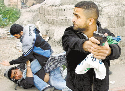 <b>Paz distante:</b> Agentes israelenses detm palestino suspeito <br>de atirar pedras em confronto em Jerusalm Oriental
