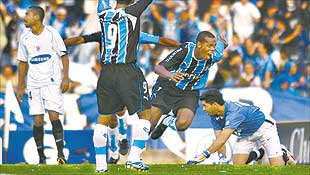 Evaldo corre para comemorar o 2 gol do Grmio contra o Corinthians, em Porto Alegre