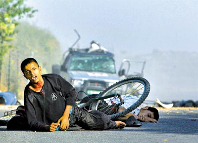 Palestinos feridos diante do carro de Fadel Shana, cinegrafista da Reuters, um dos 18 mortos durante ataques de Israel a Gaza