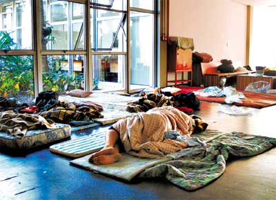 Alunos dormem em sala do prdio da reitoria da USP, invadida h 14 dias em protesto contra o governo de SP