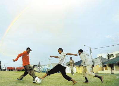 Crianas sul-africanas jogam futebol na cidade de East London