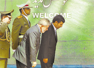 Os presidentes Lula e Mahmoud Ahmadinejad em cerimnia de recepo em Teer ontem