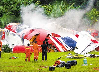 Destroos de aeronave que se incendiou depois de bater em morro na ilha turstica de Phuket (Tailndia); 88 morreram