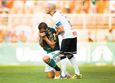 Aps perder gol, Artur, do Palmeiras,  consolado por Fbio Santos, do Corinthians