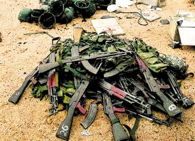 Armas de soldados mortos em ao do grupo guerrilheiro Tigres Tmeis, em Habarana, no Sri Lanka