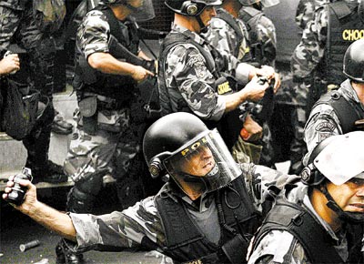 PMs do batalho de choque durante com os policiais civis, nas proximidades do Palcio dos Bandeirantes, na zona oeste de SP