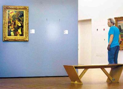 <b>UMA MADRUGADA NO MUSEU: </b>Homem observa local onde estava quadro de Matisse furtado por volta das 3h com outras seis pinturas (de Picasso e Monet, entre outros) de museu em Roterd (Holanda)