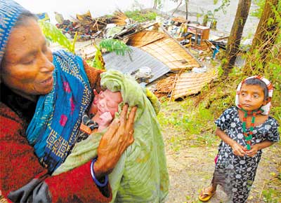 Em Barishal, ao sul da capital de Bangladesh, Dacca, av carrega neto batizado de Ciclone, nascido durante a tempestade no pas
