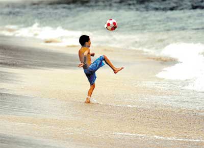 Menino brinca na praia de Maresias, litoral norte de So Paulo