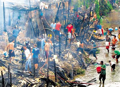 Moradores ajudam bombeiros a combater o incndio na favela do Vietn, no Jabaquara (zona sul de So Paulo)