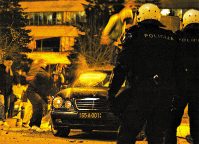 Em Belgrado, capital srvia, manifestantes atacam carro em frente  sede do governo, aps declarao de independncia do Kosovo