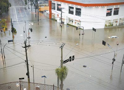 Cruzamento das avenidas Francisco Matarazzo e Pompeia (zona oeste) 51 minutos depois do temporal; no local, choveu 61,4 mm
