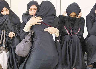 Mulheres aguardam notcias de vtimas de confronto entre manifestantes antigoverno e foras de segurana em hospital de Manama, capital do Bahrein