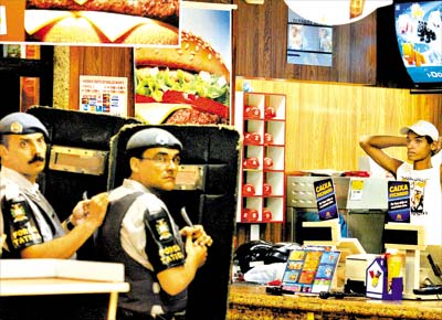 Policiais tentam libertar 43 funcionrios e clientes de loja do McDonald's em Santos, que foram mantidos refns durante trs horas