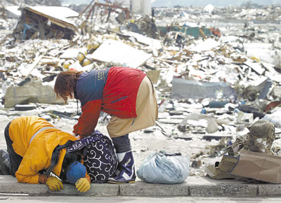 Moradores da cidade de Otsuchi, que foi atingida pelo tsunami, voltam ao local onde moravam em busca de pertences