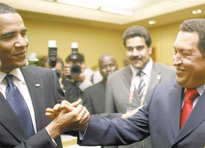 Obama cumprimenta Chvez antes da cerimnia de abertura da 5 Cpula das Amricas, em Port of Spain (Trinidad e Tobago)