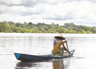 Pescador navega pelo Xingu, perto de onde ser a hidreltrica