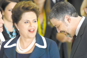 A presidente Dilma Rousseff e o ministro Antonio Palocci, durante recepo no Planalto ao primeiro-ministro da Sucia