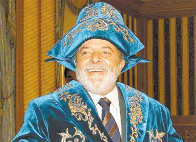 <b>NA TERRA DO BORAT:</b> O presidente Lula veste<br>traje tpico do Cazaquisto durante visita