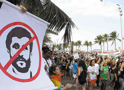 Centenas de manifestantes protestam em Ipanema contra o presidente iraniano Mahmoud Ahmadinejad, que chegar amanh para a Rio+20
