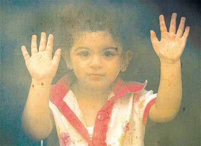 Criana encosta na janela de nibus do governo francs durante retirada de refugiados de Beirute