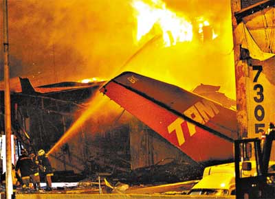 Bombeiros tentam apagar incndio causado por Airbus da TAM que explodiu aps se chocar contra prdio, em So Paulo