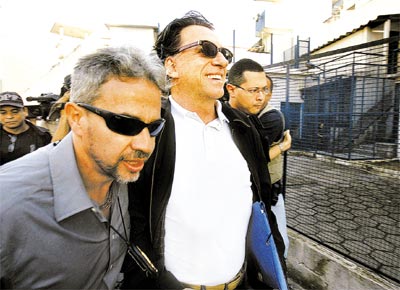 Agentes da PF levam Salvatore Cacciola para presdio no Rio; acusado de gesto fraudulenta e extraditado aps oito anos fora do Brasil