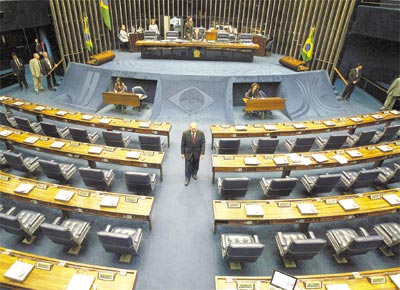 O presidente do Senado, Jos Sarney (PMDB-AP), deixa o plenrio aps discursar na ltima sesso antes do recesso parlamentar