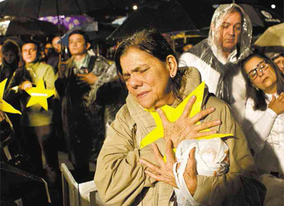 Familiares das vtimas do acidente do avio da TAM acompanham missa na inaugurao do memorial em So Paulo