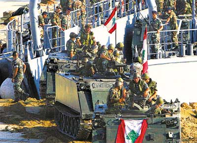 Soldados libaneses em porto de Jiyeh, no sul do pas, preparando-se para embarcar para Tiro
