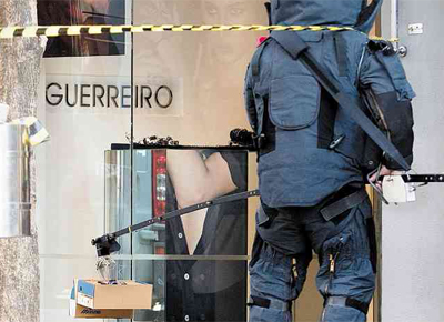 Policial retira da joalheria Guerreiro caixa deixada pela mulher que foi vtima do bando