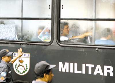nibus da Polcia Militar deixa o 15 Batalho, na Baixada Fluminense (RJ), com policiais acusados de envolvimento com o trfico