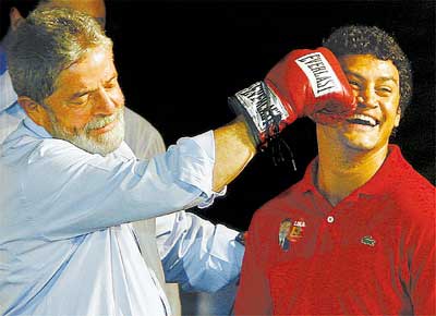 O presidente e candidato Lula brinca com o ex-pugilista Pop em evento no Rio
