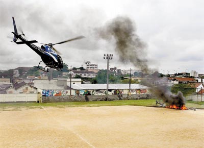 Pouco antes de explodir, helicóptero da PM faz pouso forçado em campo de futebol após ser atingido por tiros na zona norte do Rio