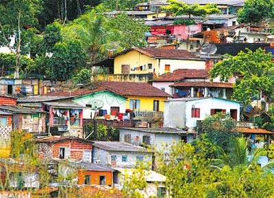 A favela de Vila Baiana, que fica diante da rodovia Rio-Santos, no municpio de So Sebastio (SP)