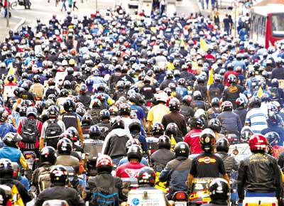 Motociclistas seguem em direo  Cmara Municipal, em protesto contra as novas regras para a categoria em SP