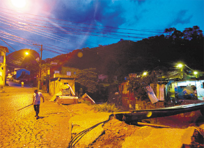 O garom Fabiano Firminiano, 38, caminha no bairro do Caleme, em Terespolis, durante ronda noturna contra invases