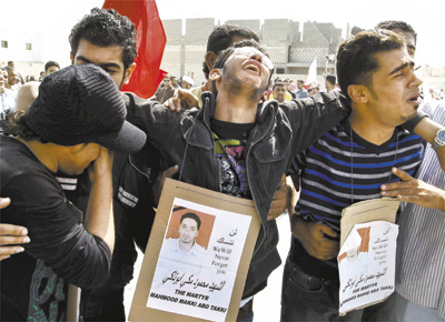 <b>HORA DO MRTIR</b> 'Nunca esqueceremos voc', diz o cartaz<Br>em funeral de manifestante na capital do Bahrein