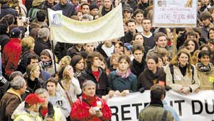 <b>MARCHA</B> Manifestao na capital da Frana contra lei que facilita a demisso de jovens deixou 19 feridos e 166 detidos