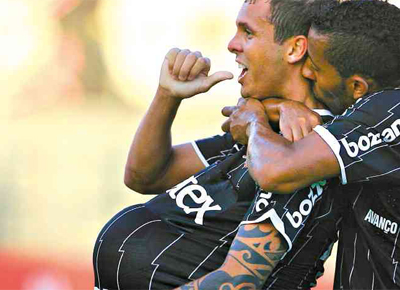 Ramon (esq.) e Vitor Jnior comemoram terceiro gol do Corinthians