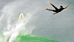 Surfista cai da prancha aps ser atingido por onda forte na praia do Leblon, no Rio