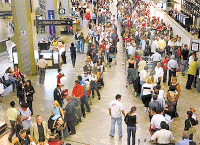 Fila de embarque internacional no aeroporto de Guarulhos, onde operao-padro da PF fez passageiros esperarem at trs horas
